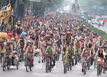 Ciclistas nudistas ruedan contra tráfico en CDMX