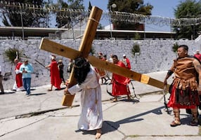 Personas privadas de la libertad en el Reclusorio Oriente realizan representación del Viacrucis; "trato de expresar mi arrepentimiento", dicen