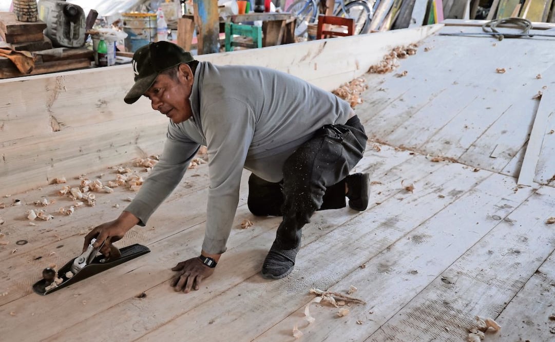 Alejandro del Monte ha dedicado toda su vida al oficio de la astillería y continúa trabajando en el taller que inició su padre. Foto: Fernanda Rojas