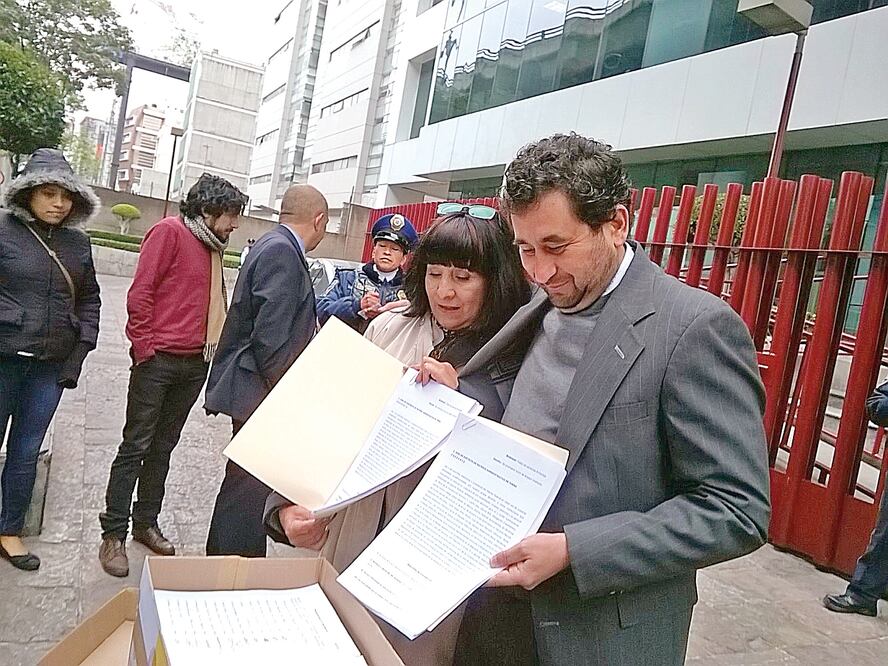 Desde temprana hora, los asambleístas entregaron mil 690 fojas que acreditan la documentación de los ciudadanos inconformes (ESPECIAL)