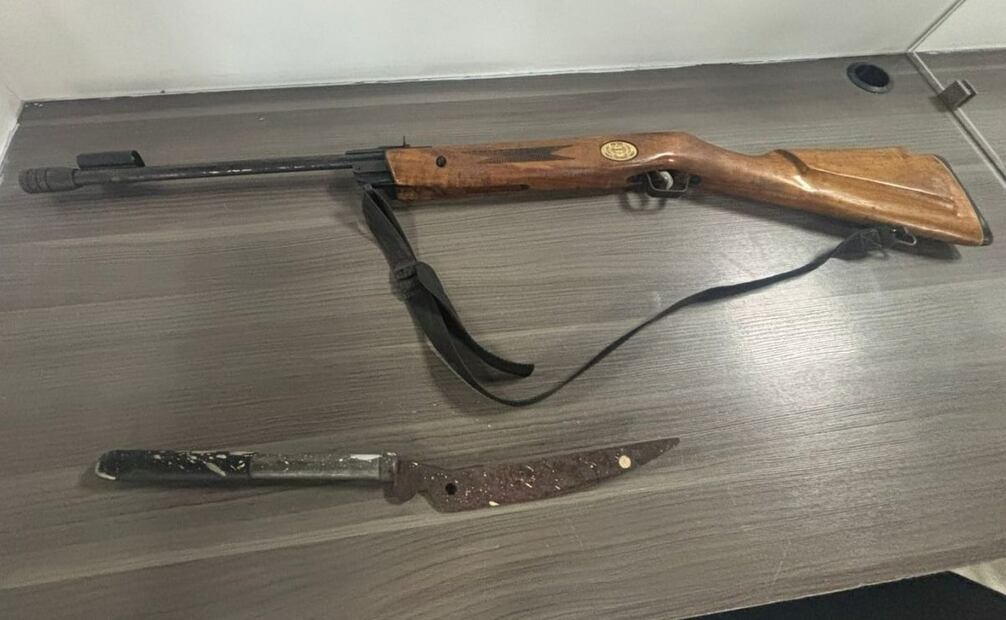 Armas con las que amenazó a padres de familia de la escuela primaria (12/02/2025). Foto: Especial