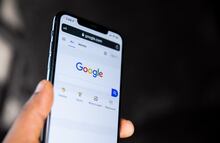 Juez de EU rechaza dividir Google en caso antimonopolio en su contra; le prohíbe firmar contratos de exclusividad