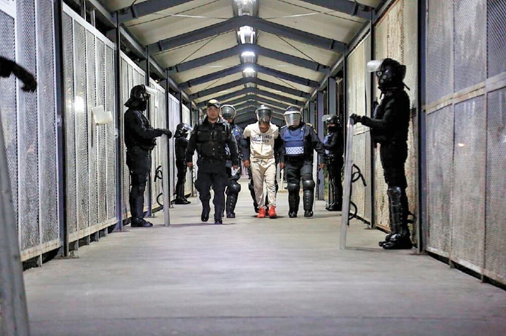 La semana pasada, autoridades capitalinas realizaron el traslado de 140 reos pertenecientes a grupos delictivos dedicados a la extorsión y drogas. Foto: ESPECIAL