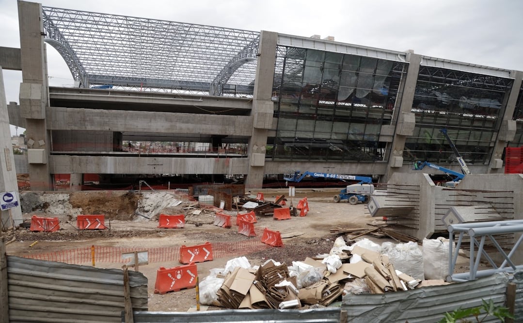 En la estación de tres niveles, más el subterráneo, se observó a los trabajadores realizando soldaduras, además de manejo de maquinaria. Foto: Carlos Mejía / EL UNIVERSAL