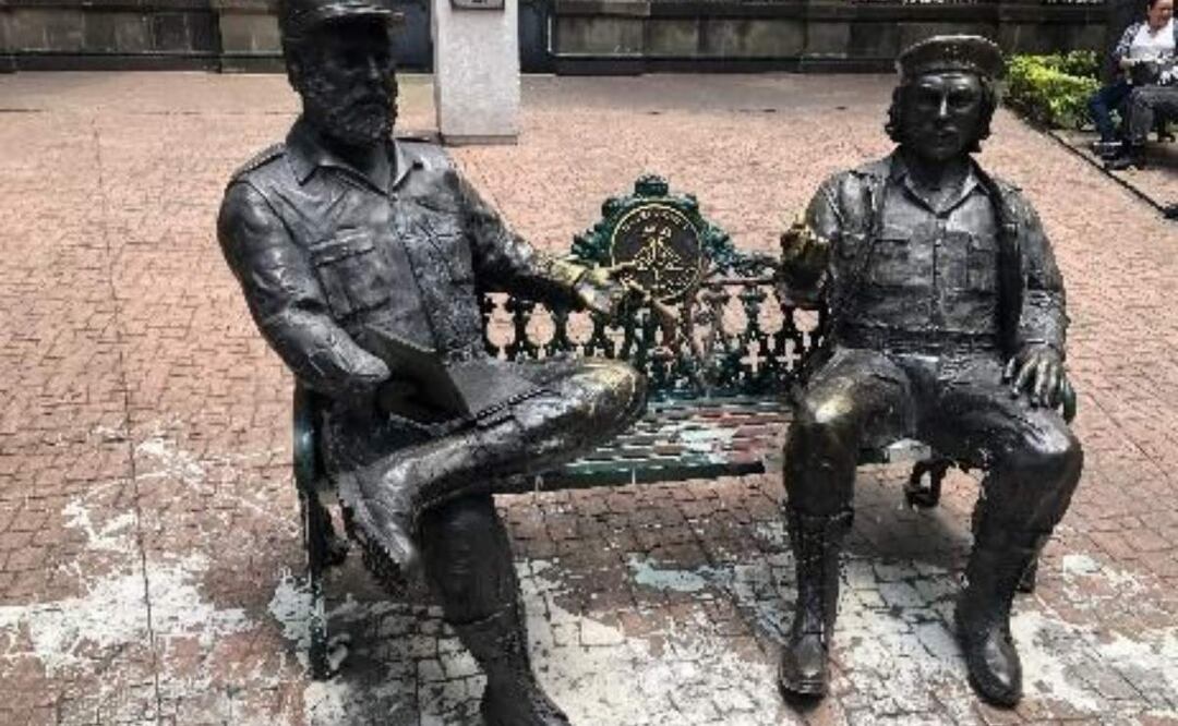 Retiro de esculturas del “Che” Guevara y Fidel Castro en la colonia Tabacalera en la CDXM (18/07/2025). Foto: Especial