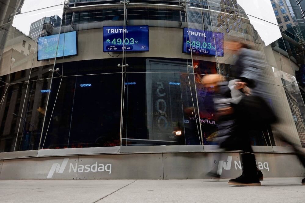 Las bolsas en Estados Unidos presentaron pérdidas por segundo día al hilo: el Nasdaq cayó 0.42%, el S&P 500 bajó 0.28% y el Dow Jones retrocedió 0.08%