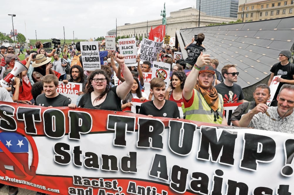 Estadounidenses se manifestaron ayer en Cleveland contra Donald Trump, virtual candidato republicano a la Casa Blanca (PATRICK SEMANSKY. AP)