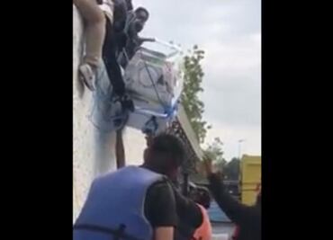 Con mecates, rescatan a bebés de IMSS de Tula