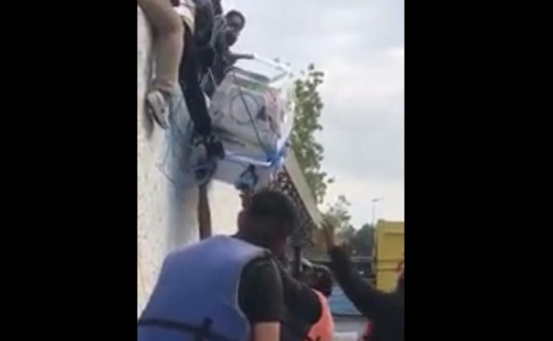 Con mecates, rescatan a bebés de IMSS de Tula Foto: Especial