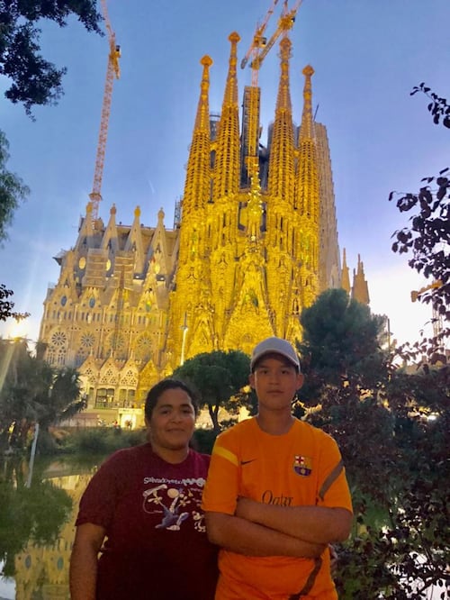 Con su hijo, Óscar David, la salvadoreña María Teresa Rivera visitó Barcelona, España, y como ella misma dice, en Europa sí se siente libre tras la persecución que padeció en El Salvador. (Cortesía) 