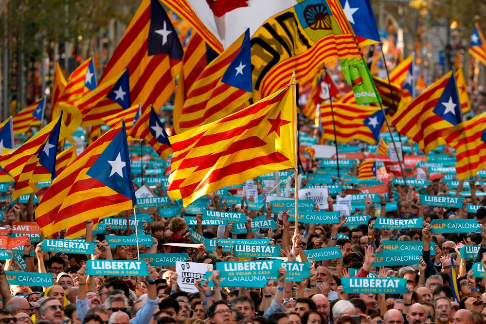 Autoridades y miles de catalanes se manifiestan contra el Gobierno español