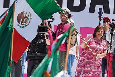 Llama Xóchitl a derrotar la mentira  en un Zócalo rosa