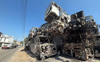 Una torre de camiones calcinados en Puerto Vallarta; los estragos en Jalisco a una semana del abatimiento de “El Mencho”