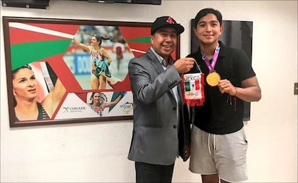 Directivo aprovecha eventos para solicitar fotos a ídolos