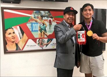 Directivo aprovecha eventos para solicitar fotos a ídolos