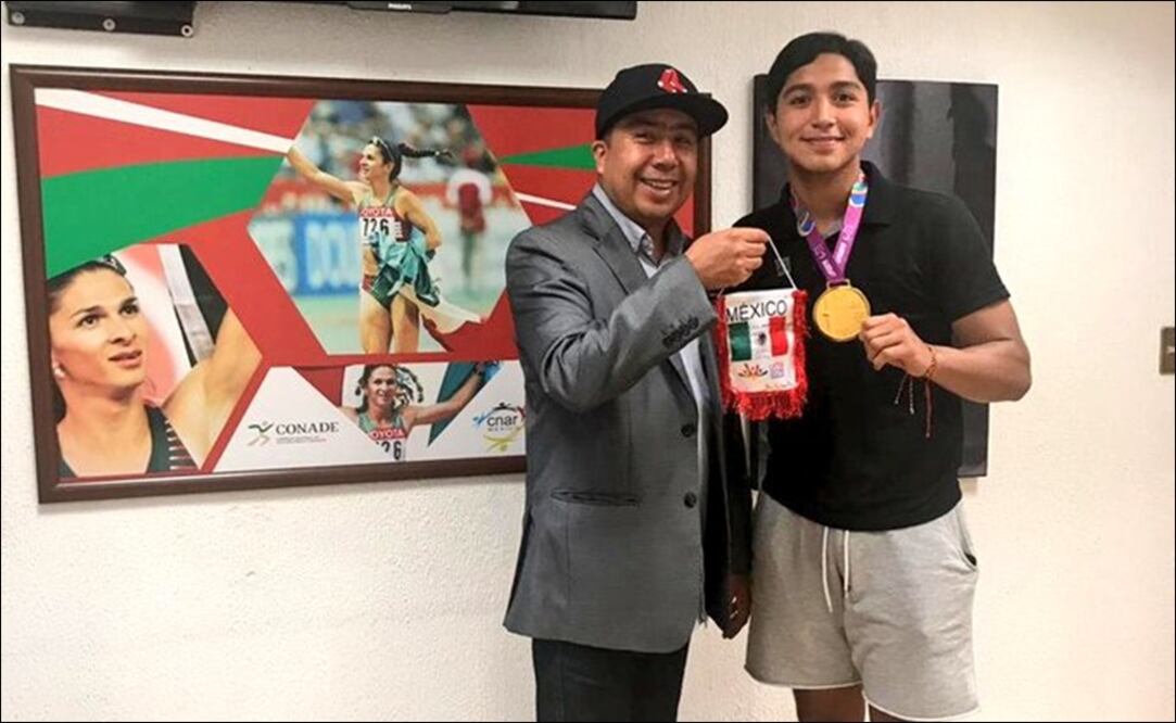 Directivo aprovecha eventos para solicitar fotos a ídolos