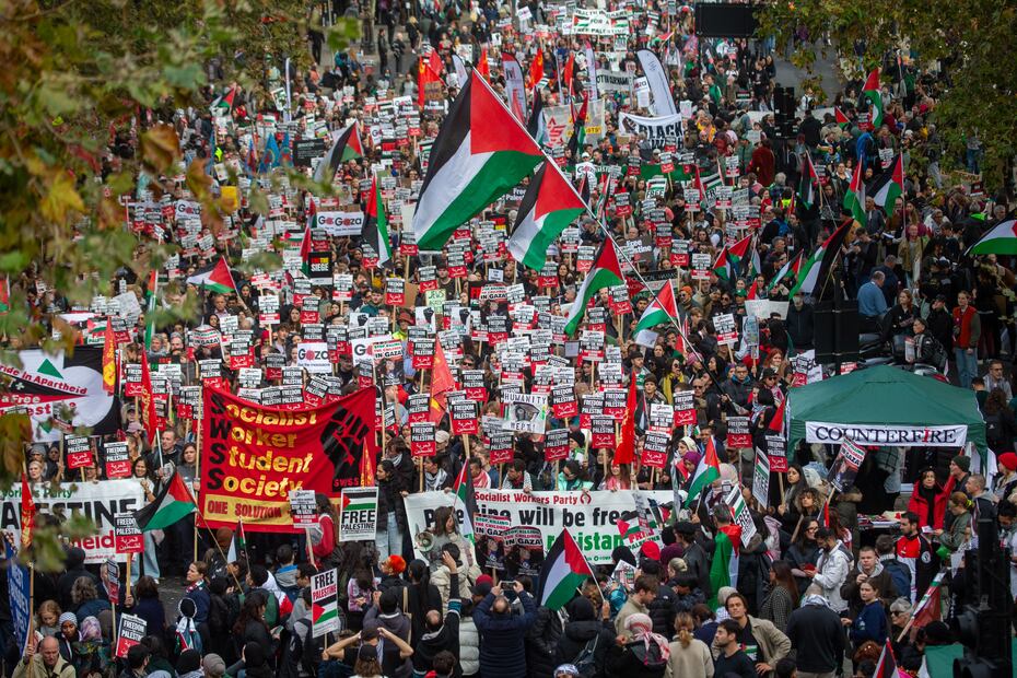 gente protesta durante una marcha Nacional por Palestina organizada por la Campaña de Solidaridad Palestina en Londres, Gran Bretaña, 28 de octubre de 2023. Miles de israelíes y palestinos han muerto desde que el grupo militante Hamas lanzó una ataque sin precedentes contra Israel desde la Franja de Gaza el 7 de octubre, y los ataques israelíes contra el enclave palestino que le siguieron. Foto: EFE/EPA/TAYFUN SALCI