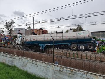 Choca pipa contra muro de contención de la estación Tepalcates del Metro