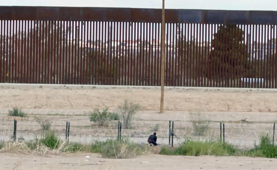 Migrantes rompen malla ciclónica en Ciudad Juárez. Foto: Paola Gamboa/EL UNIVERSAL