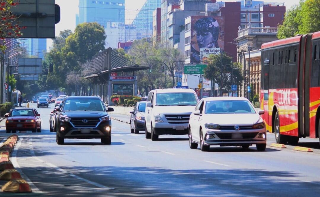 La verificación es un procedimiento que evalúa periódicamente la combustión de los automóviles para determinar los niveles de contaminación y de emisión, en cada evaluación se otorga un color de engomado y un tipo de holograma específico. Foto: Samyra Sosa. EL UNIVERSAL