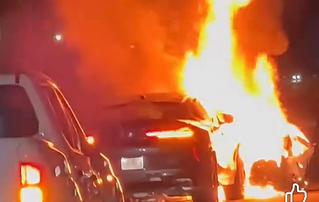 Testigos aseguran que el automóvil incendiado quedó prácticamente destruido y algunas partes salieron proyectadas sobre la vía. Foto: Especial