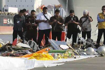 Autoridades no esperan sobrevivientes del avión que se estrelló en Indonesia