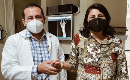 Especialistas del IMSS en Puebla extirpan tumor a una mujer y evitan amputarle la mano