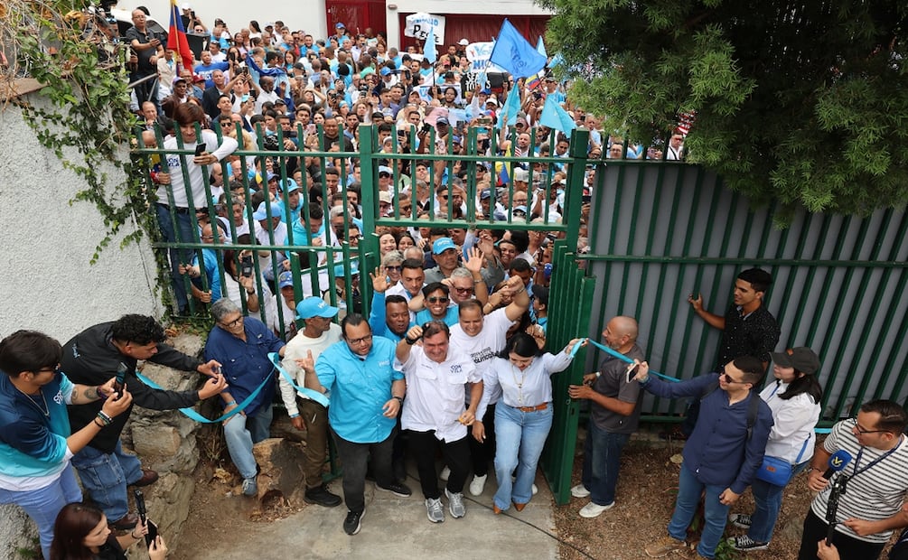 Activistas y simpatizantes del partido Vente Venezuela (VV), se reúnen durante el acto de reapertura de la sede este sábado, en Caracas (Venezuela). Foto: EFE