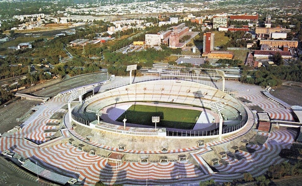 El Estadio Olímpico Universitario adornado para los Juegos de 1968. Este espacio es obra de los arquitectos Augusto Pérez Palacios, Raúl Salinas y Jorge Bravo, y fue inaugurado en 1952; en el fondo se ven los edificios de la Ciudad Universitaria y la zona de Copilco. Imagen: Colección Villasana.