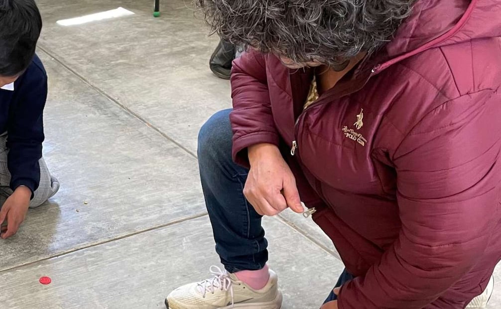 La maestra Herminia busca que los niños y niñas recuperen un sistema de numeración que en el pasado fue clave para entender calendarios, tiempos y medir los fenómenos de la bóveda celeste. Foto: cortesía Herminia Hernández.