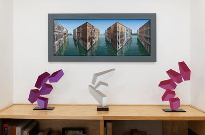 Galería Proyecto H exhibe juntas obras op art de Patrick Hughes y Rafael Barrio