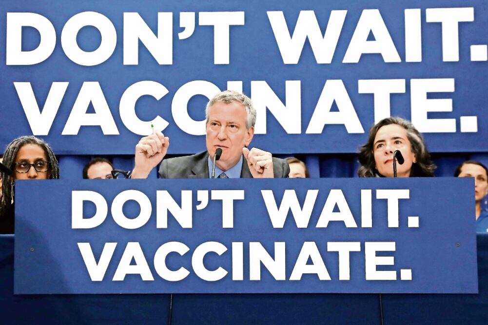 Mensaje. El alcalde de Nueva York, Bill de Blasio, afirmó que la vacuna contra el sarampión es segura y efectiva. Foto: SHANNON STAPLETON. REUTERS
