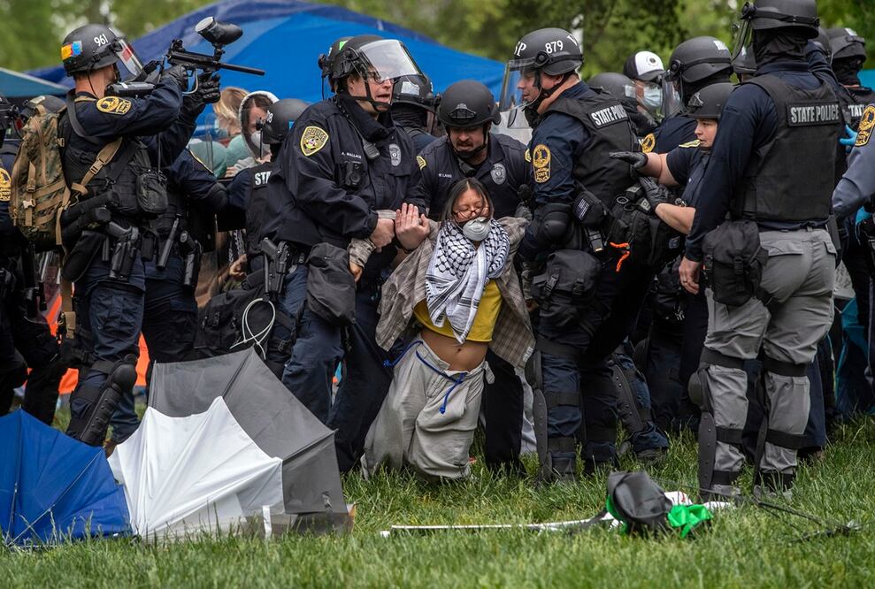 La policía levanta a manifestante a favor de Palestina del suelo en el campus de la Universidad de Virginia, en Charlottesville, Virginia. Foto: AP