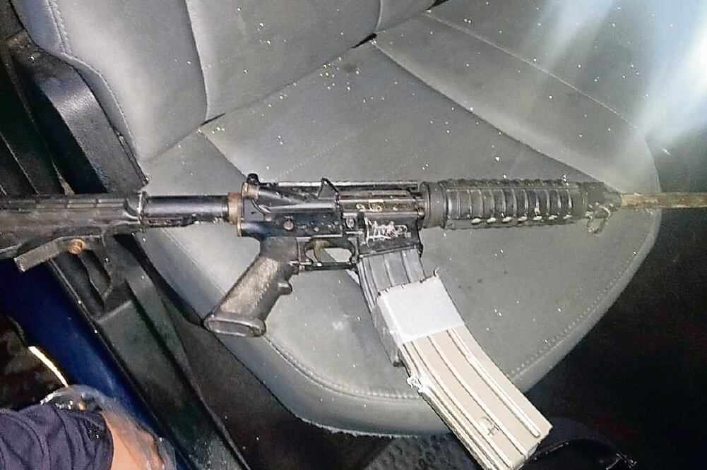Gabriel “N” amenazó a sus vecinos con un arma AR-15 en calles de la colonia Santa Catarina, e intentó huir de policías que acudieron a la zona (ESPECIAL)