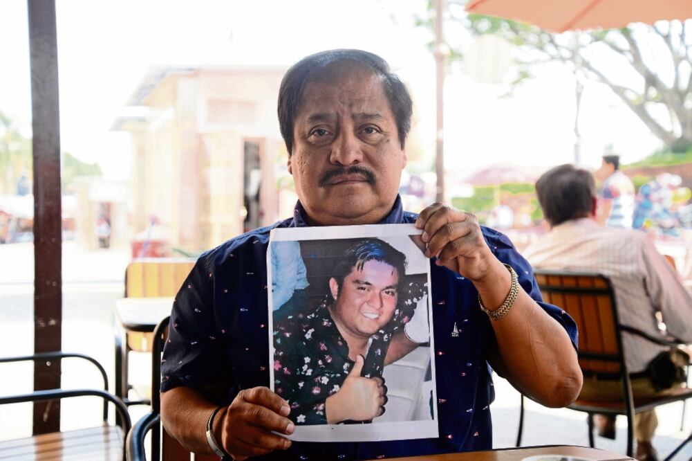 Fabián Tlapanco muestra una foto de su hijo Tonatiuh, quien desapareció en octubre de 2016 después de acudir a una fiesta en Teotihuacán, Edomex (TONY RIVERA. EL UNIVERSAL)