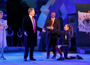 Arrestan a mujer que irrumpe en obra "Julio César"