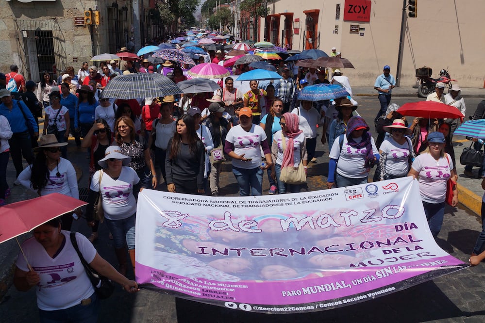 Maestros de la Sección 22 de la CNTE, organizaciones civiles y agrupaciones civiles en defensa de las mujeres, realizaron marchas en la capital de Oaxaca (Foto: Edwin Hernández / EL UNIVERSAL)