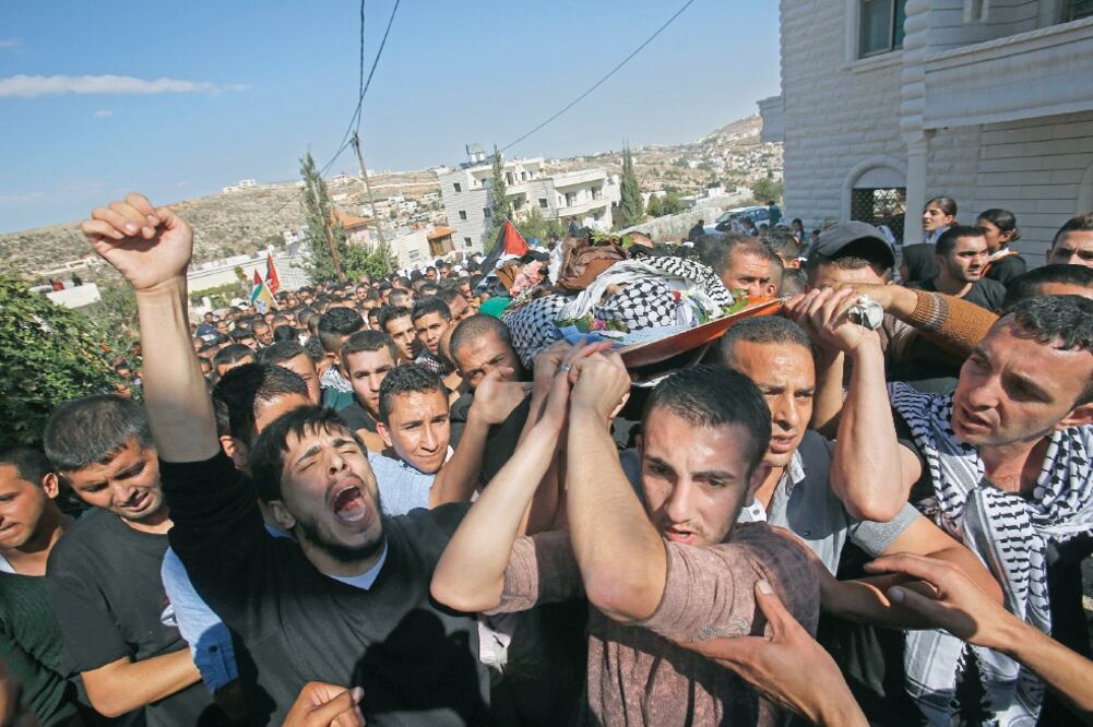 Dolientes cargan el cuerpo del palestino Raed Jaradat, de 22 años, durante su funeral en Hebrón, Cisjordania (NASSER SHIYOUKHI. AP)