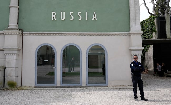 Jurado de la Bienal de Venecia deja sus cargos en medio de polémica por Rusia e Israel