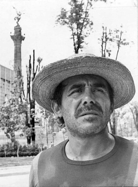 En su papel de "El mil usos" Héctor Suárez interpretó a un muy humilde tlaxcalteca que para sobrevivir en la capital se desempeñó como cargador en la Merced, albañil, boxeador y hasta de Santa Claus. Archivo EL UNIVERSAL.