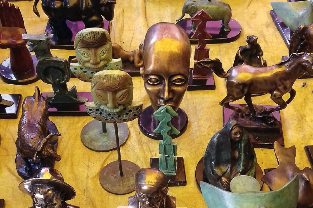 Esculturas que se ofertan en diferentes puestos de La Lagunilla, atribuidas a diversos artistas contemporáneos (FOTOS: IVÁN STEPHENS. EL UNIVERSAL)