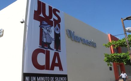 Colocan manta por Javier Valdez en cadena periodística en Sinaloa