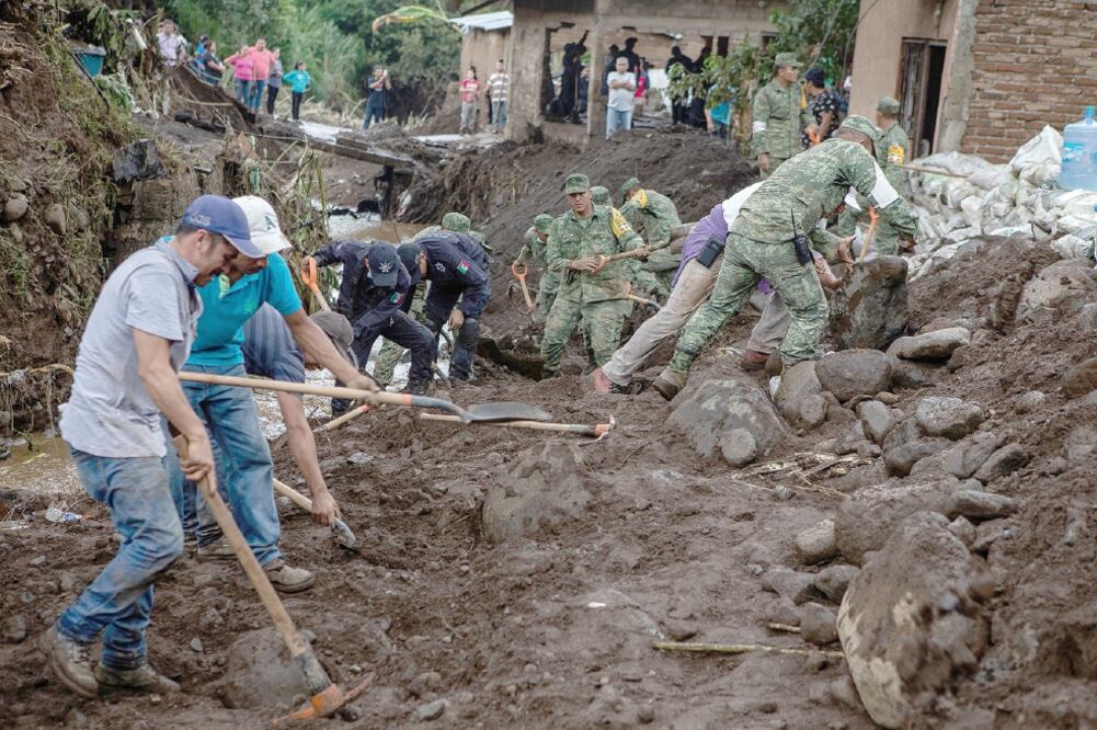 Militares y rescatistas continúan removiendo tierra para localizar a las cuatro personas que aún siguen desaparecidas. (RODOLFO AYALA. EL UNIVERSAL)