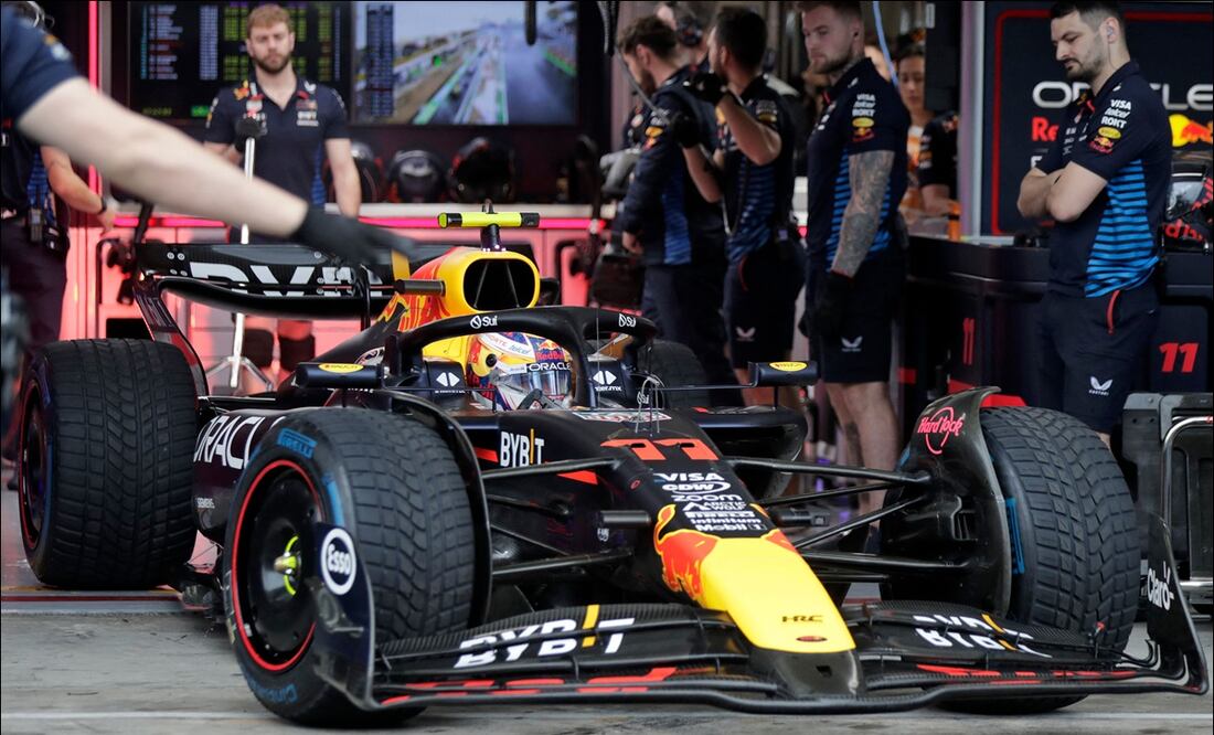 Checo Pérez a su salida de boxes en el Gran Premio de Brasil - Foto: AFP