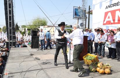 Con chaleco antibalas, cantante de banda Jerez hace campaña con AMLO