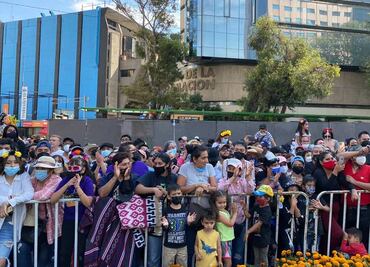 Capitalinos cumplen a medias protocolo sanitario en desfile por Día de Muertos