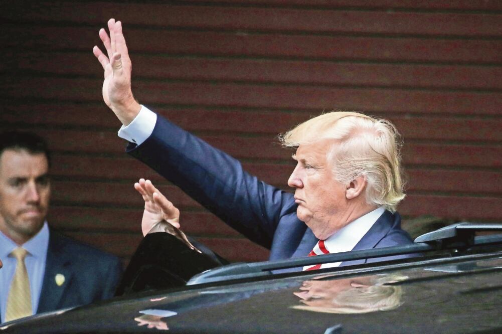 El candidato republicano a la presidencia de Estados Unidos, Donald Trump, saluda a simpatizantes en Cincinnati, donde estuvo ayer (CARLO ALLEGRI. REUTERS)