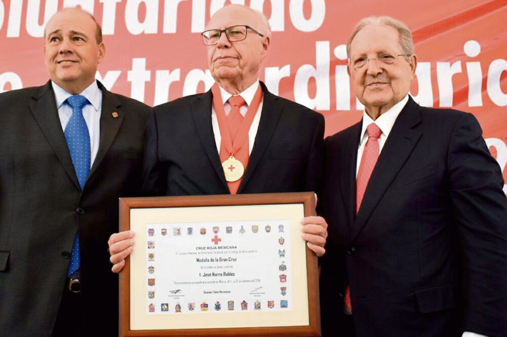 José Narro Robles (al centro) fue galardonado con la Medalla de la Gran Cruz, distinción que recibió de Fernando Suinaga (izq.), presidente de la institución (CRUZ ROJA MEXICANA)