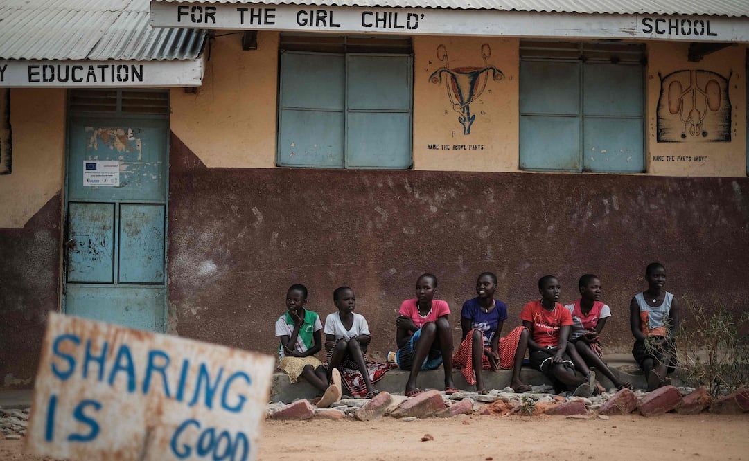 Niñas estudiantes de la primaria Kalas, en Uganda, que escaparon de ser mutiladas genitalmente. (FOTO: Yasuyoshi CHIBA / AFP)