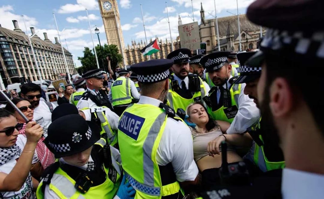 Agentes de policía detienen a simpatizantes de Acción Palestina en Londres, Reino Unido. Foto: EFE